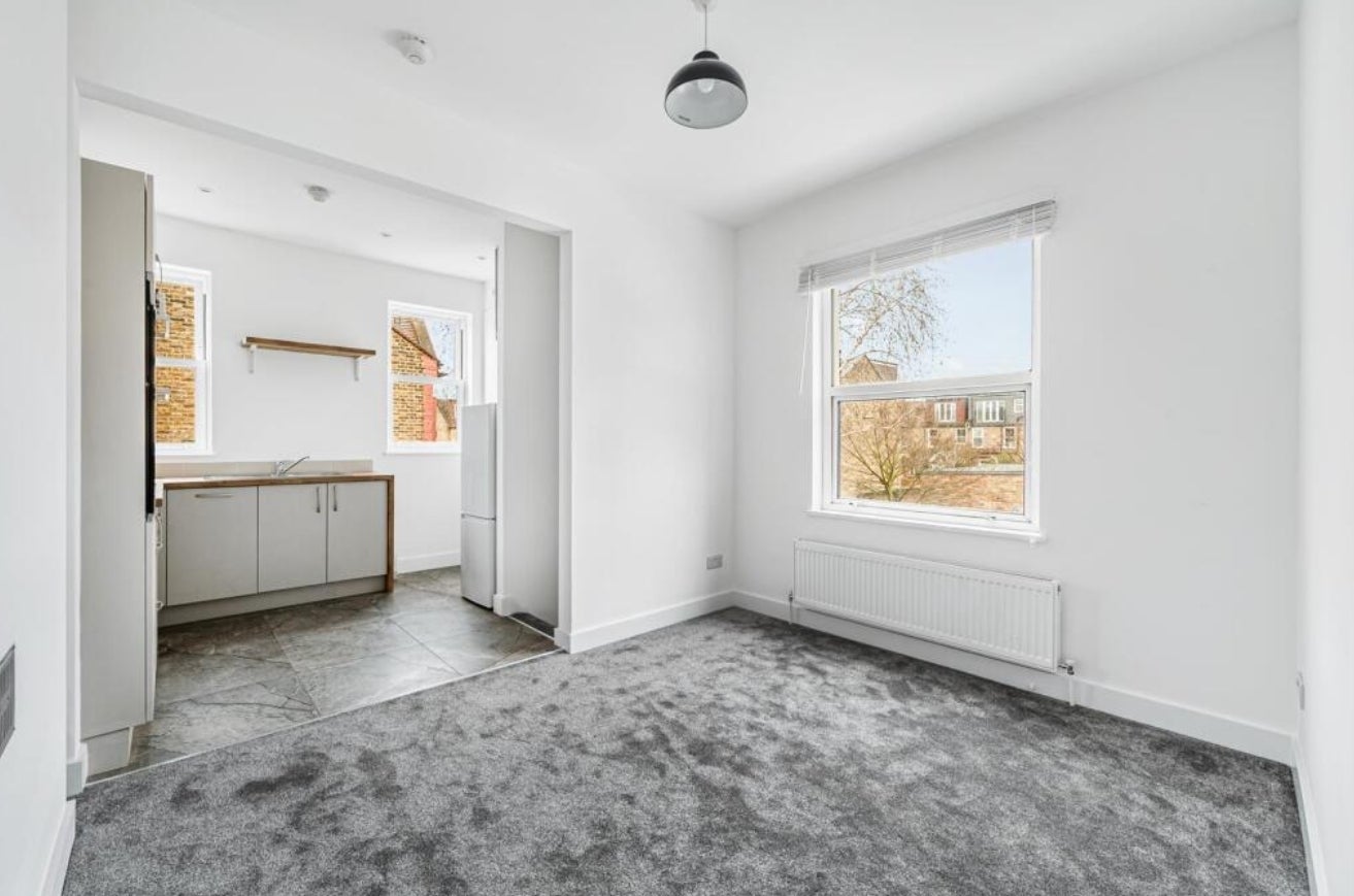 Flat Southfield Road in Greater London
