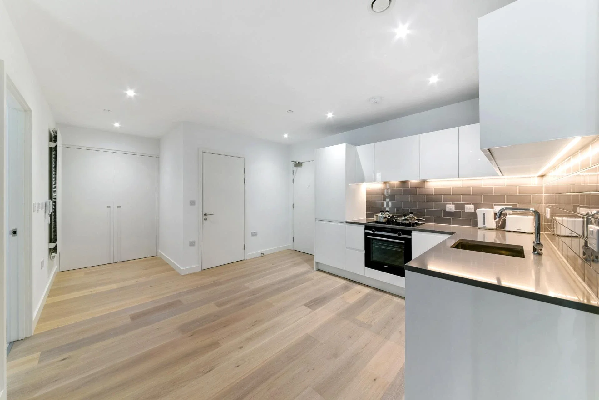 Flat Royal Crest Avenue in Greater London