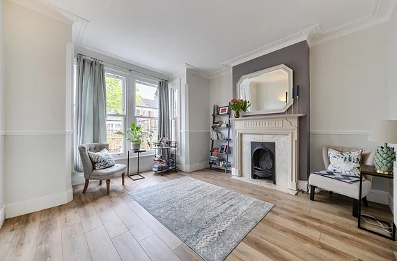Flat Clive Road in Greater London