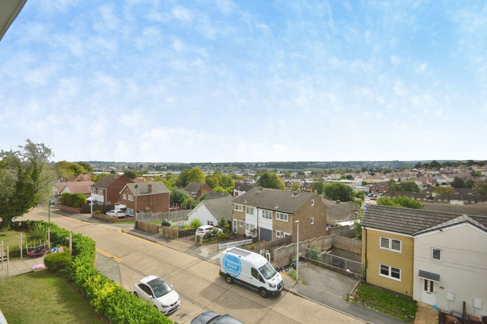 Flat Humber Crescent in Strood