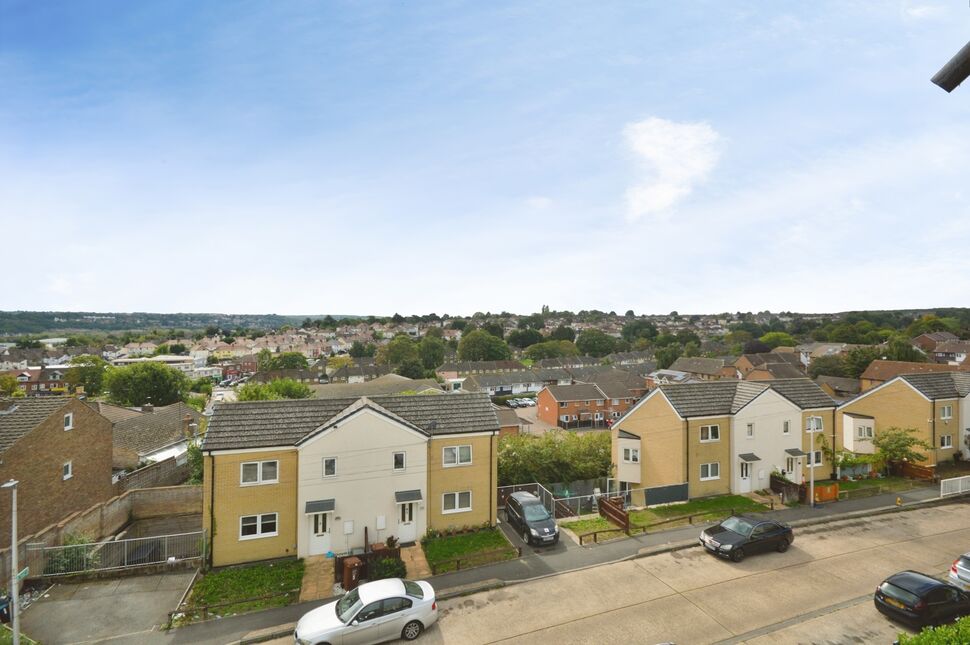 Flat Humber Crescent in Strood