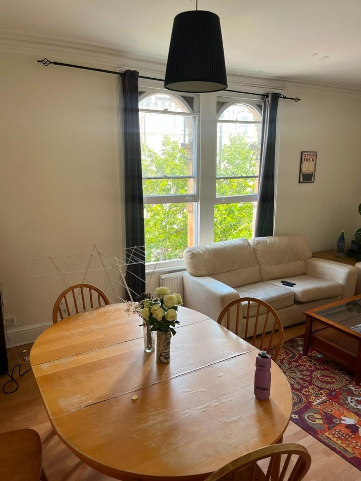 Flat Ferndale Road in Greater London
