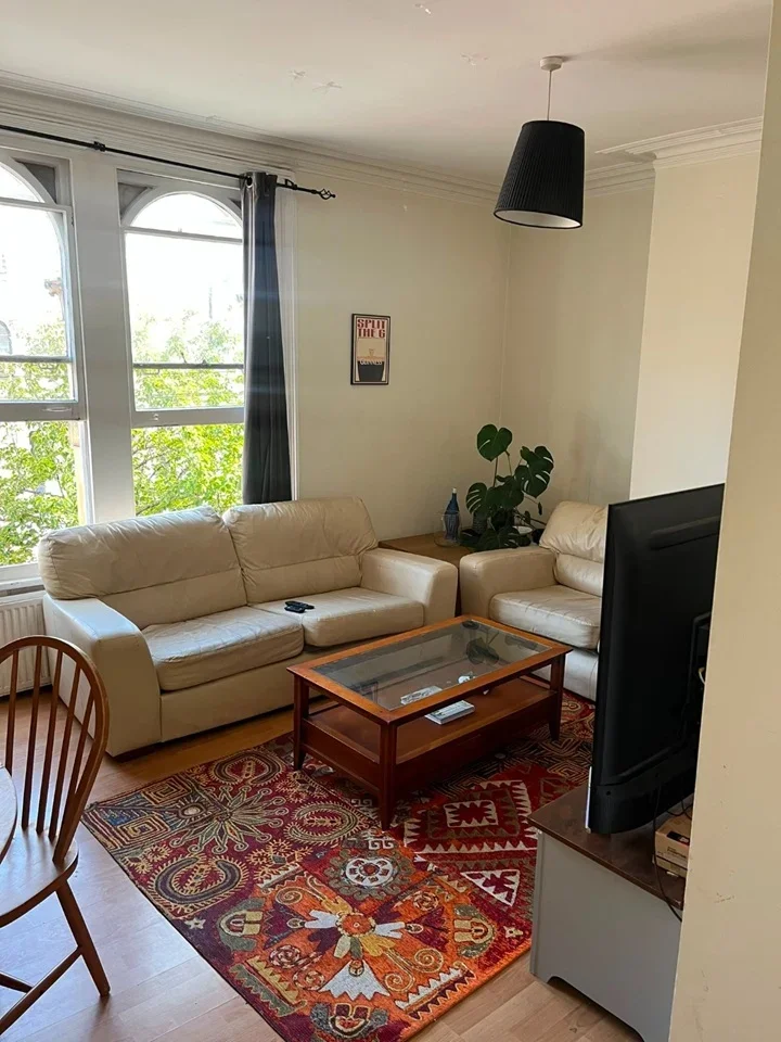Flat Ferndale Road in Greater London