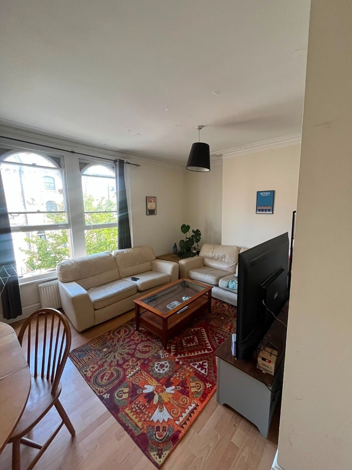 Flat Ferndale Road in Greater London
