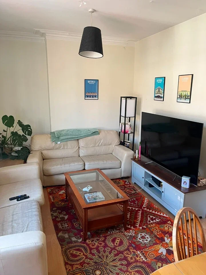 Flat Ferndale Road in Greater London