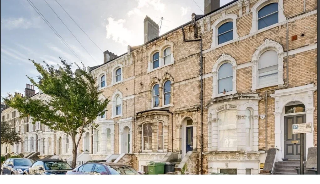 Flat Ferndale Road in Greater London