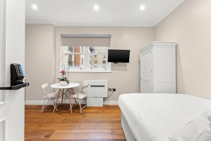 Flat Curtain Road in Greater London