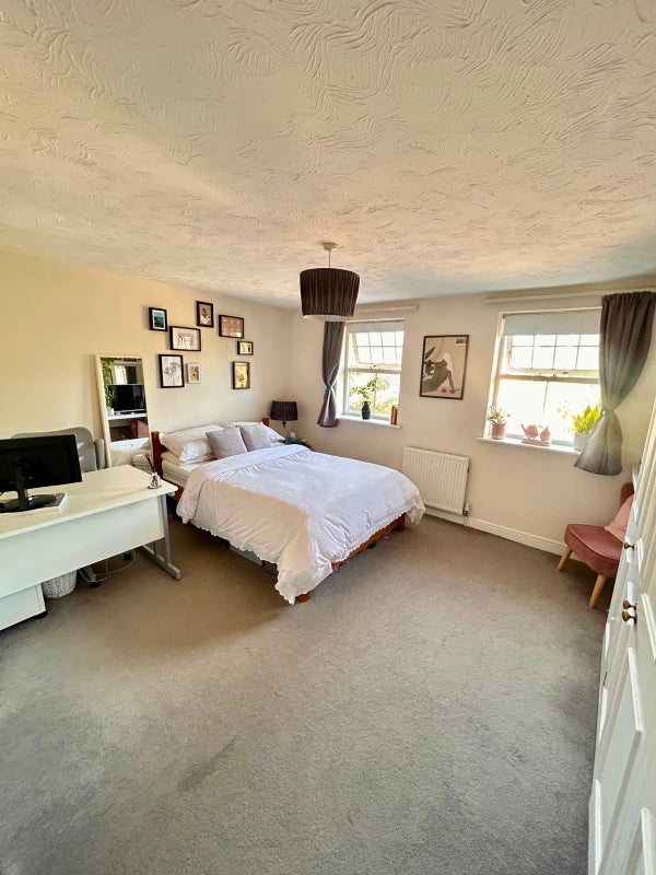 Room Bedford Road in Greater London