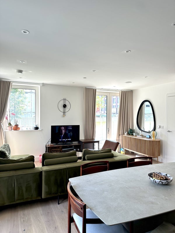 Room Poplar High Street in Greater London