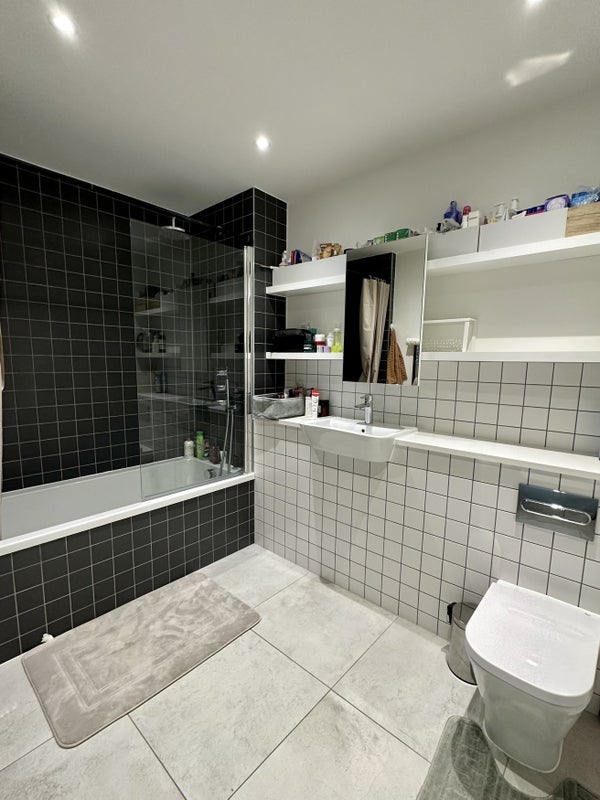 Room Poplar High Street in Greater London