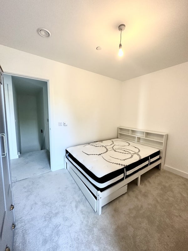 Room Poplar High Street in Greater London