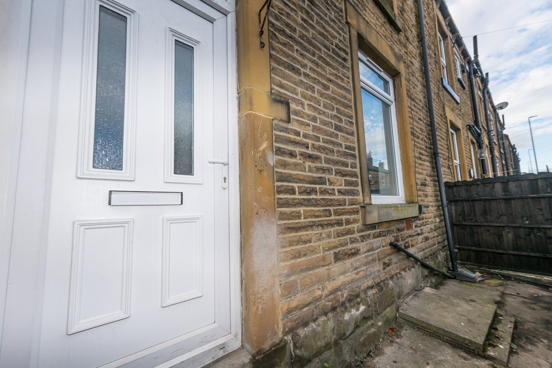 Flat Nepshaw Lane in Leeds