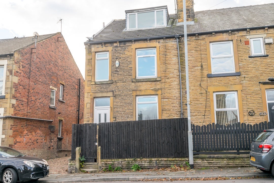 Flat Nepshaw Lane in Leeds