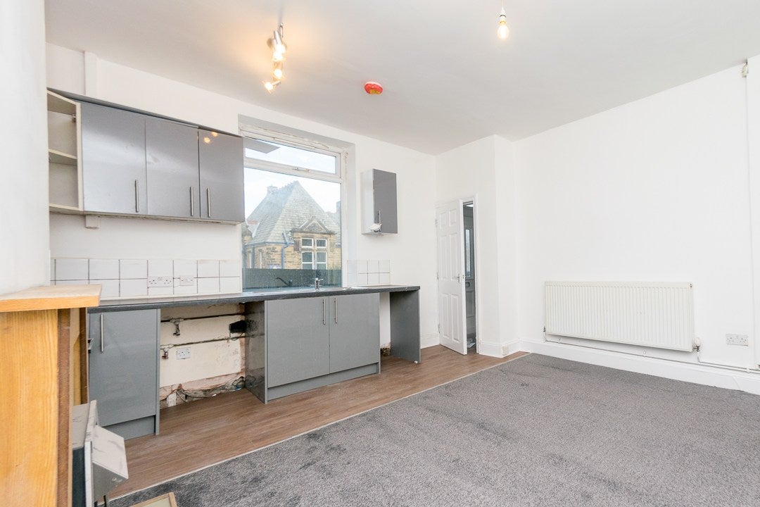 Flat Nepshaw Lane in Leeds