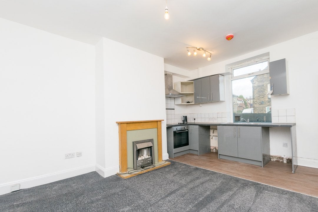 Flat Nepshaw Lane in Leeds