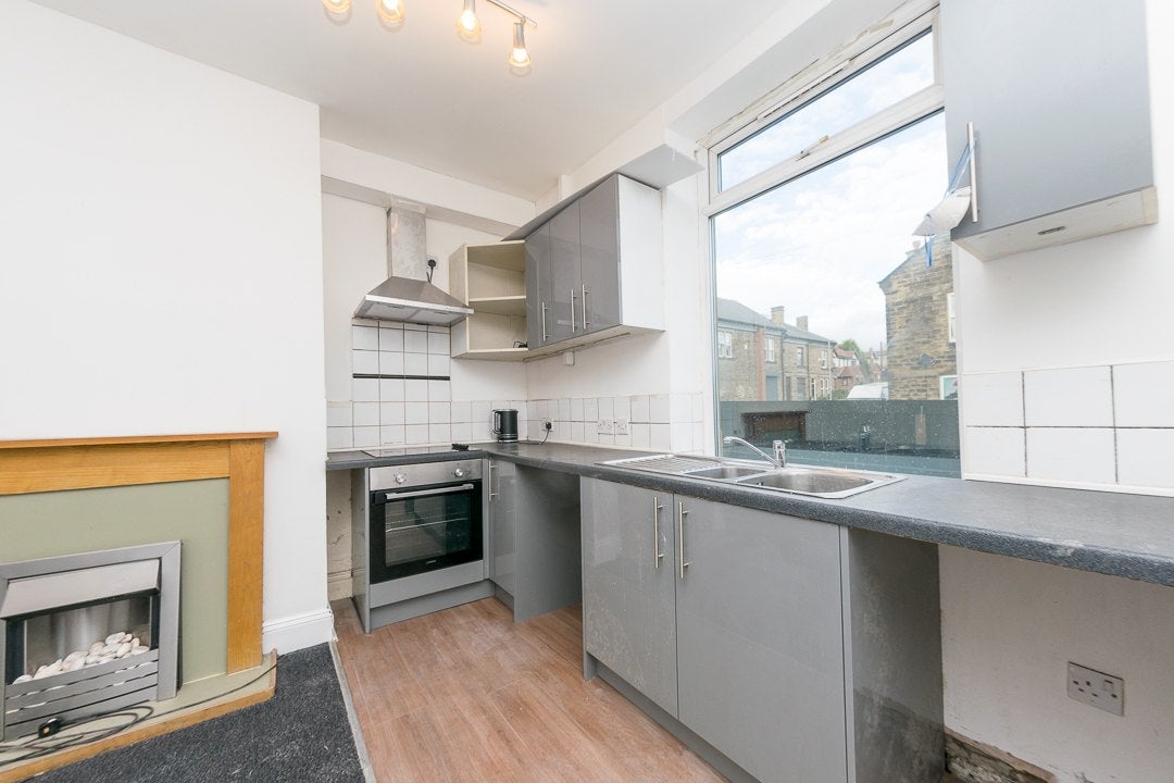Flat Nepshaw Lane in Leeds