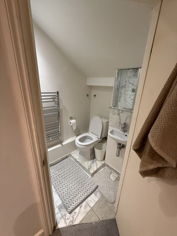 Room Leathwaite Road in Greater London