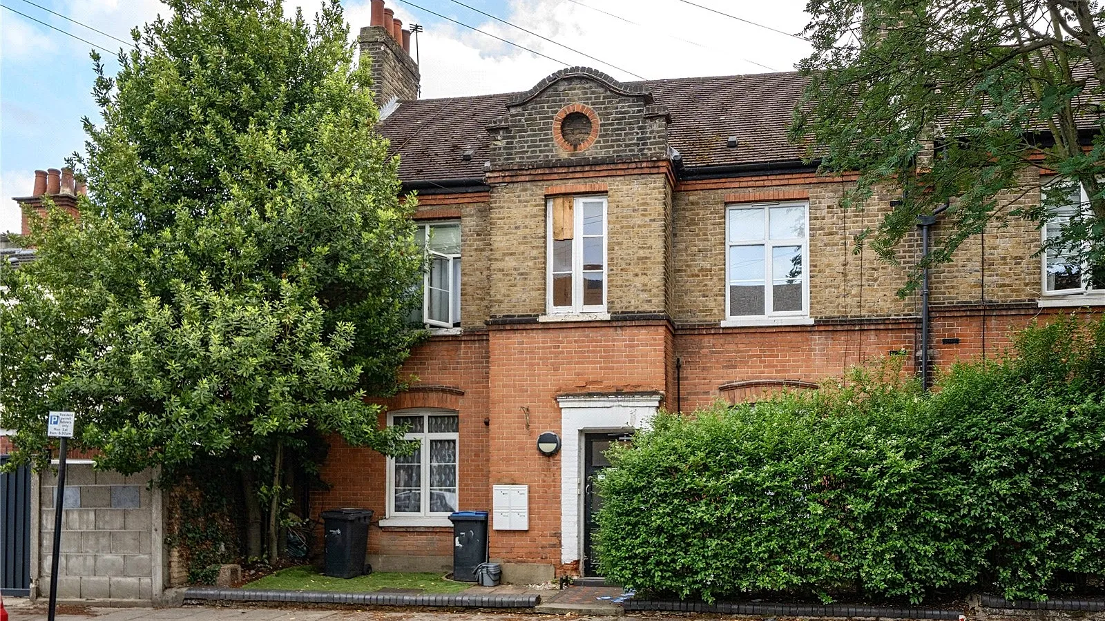 Flat Sketty Road in Greater London
