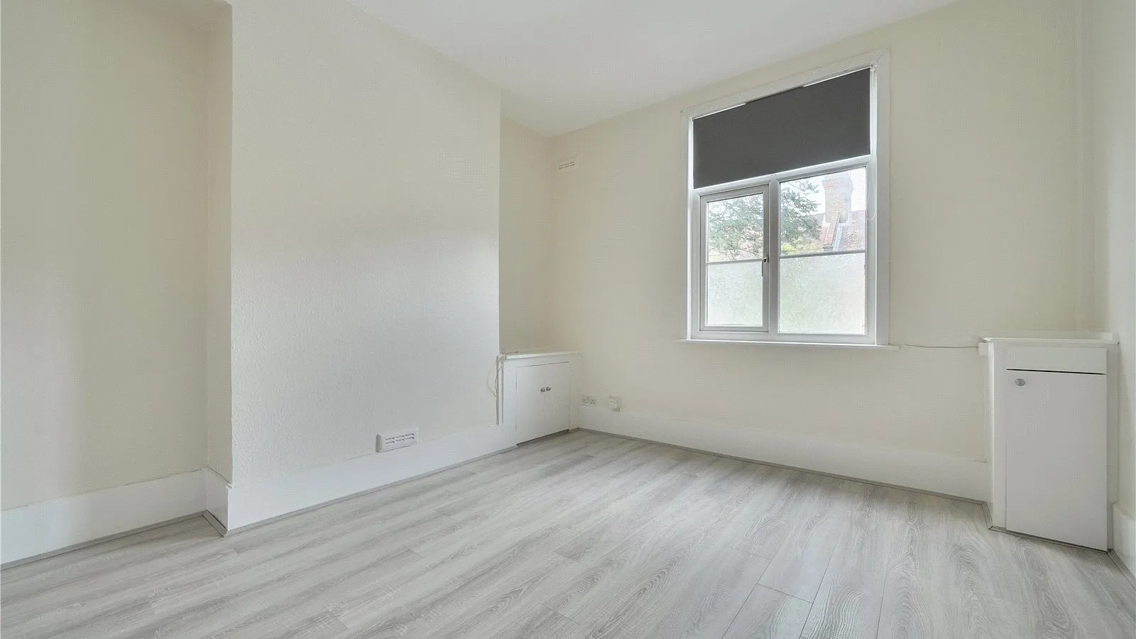 Flat Sketty Road in Greater London