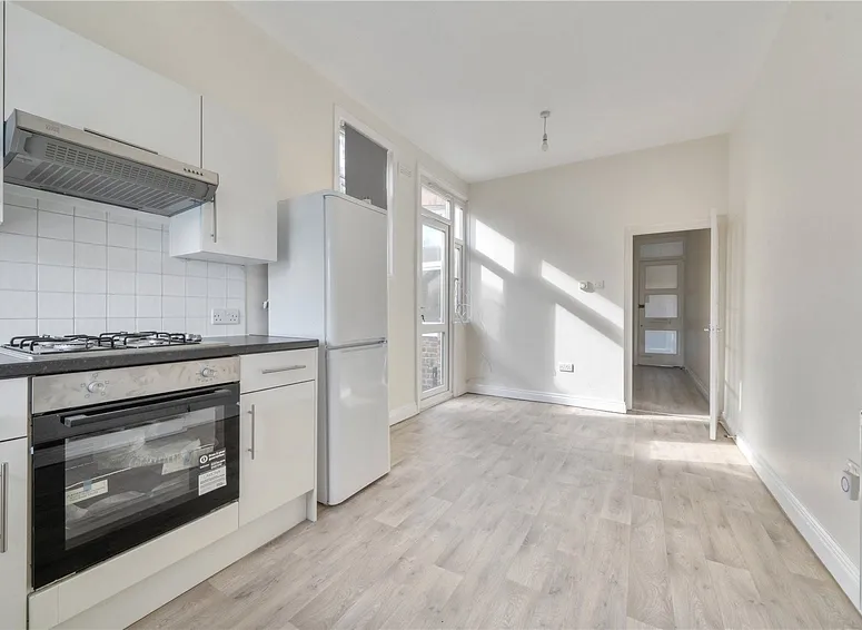 Flat Sketty Road in Greater London