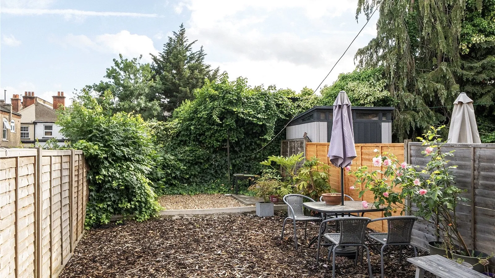 Flat Sketty Road in Greater London