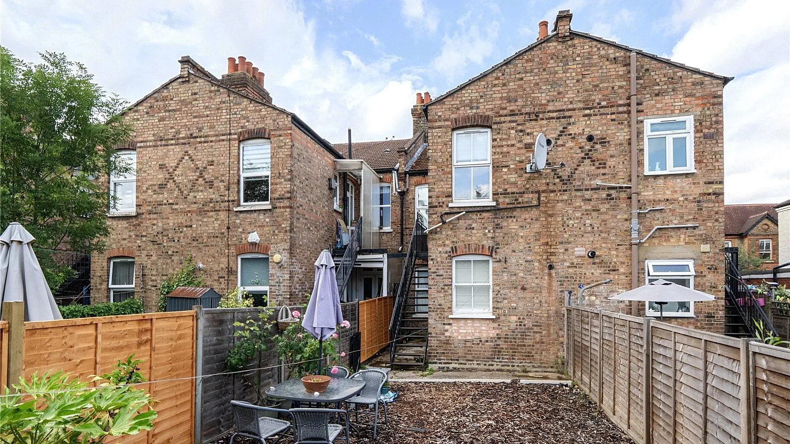 Flat Sketty Road in Greater London