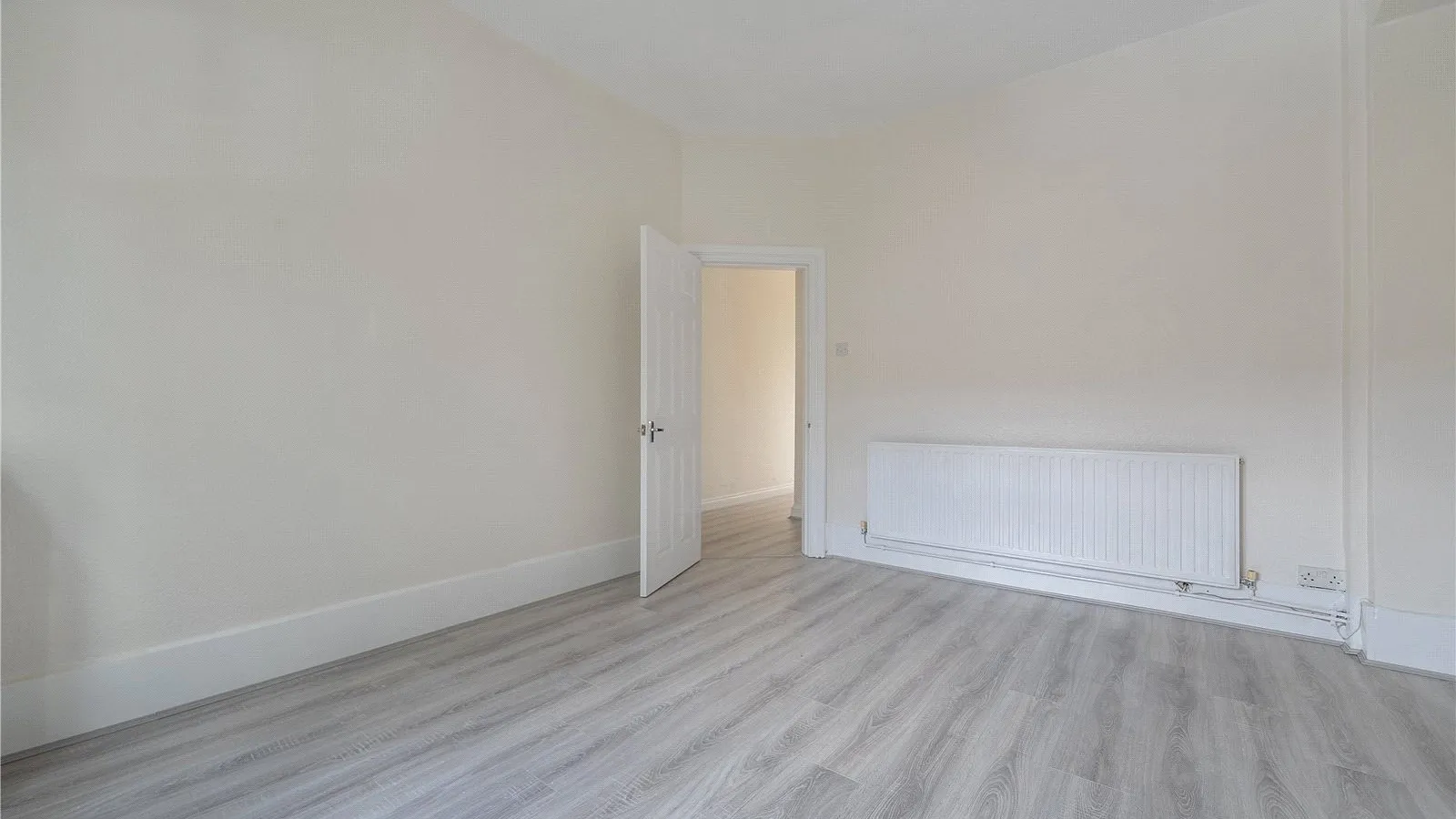 Flat Sketty Road in Greater London