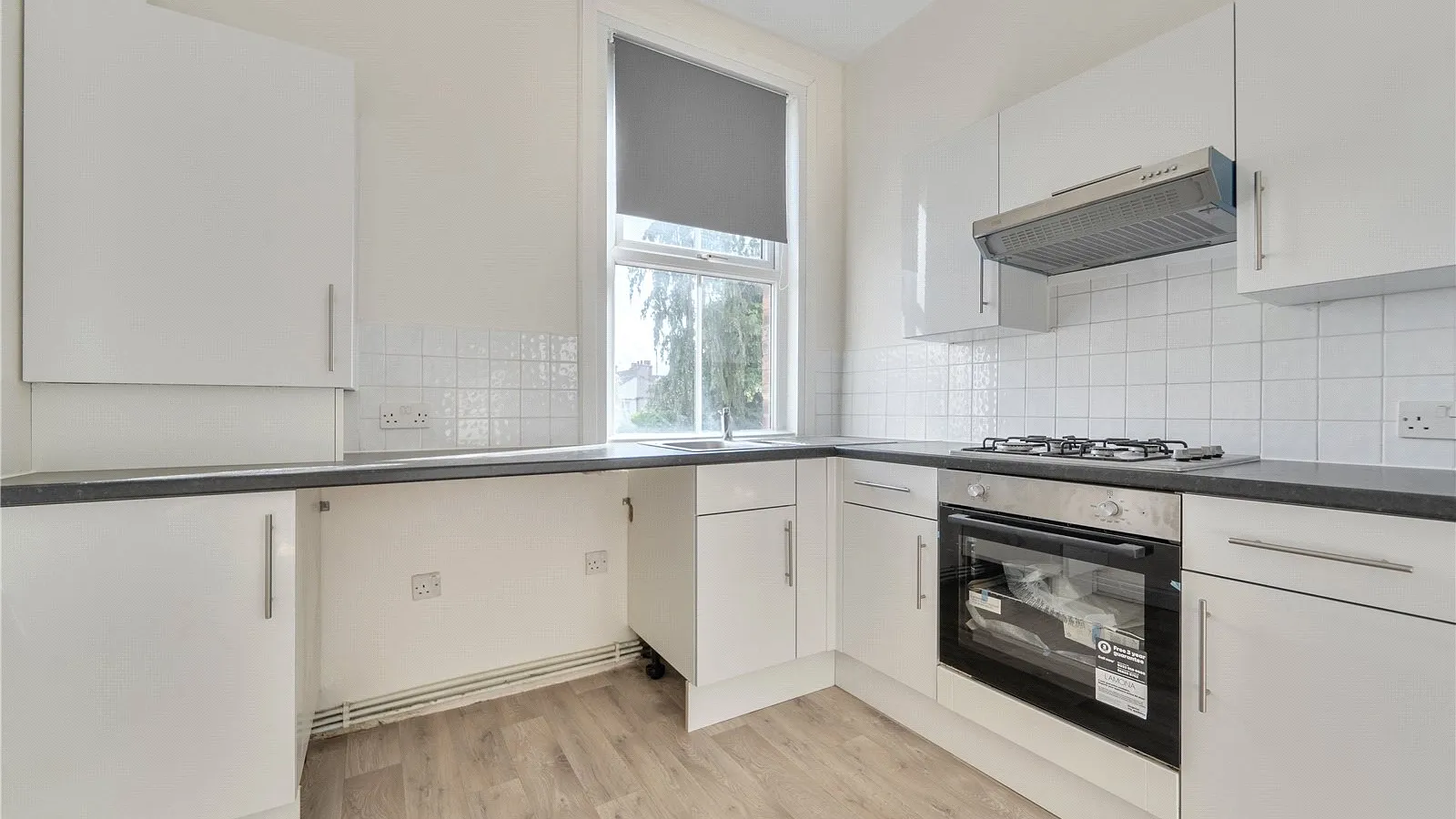 Flat Sketty Road in Greater London