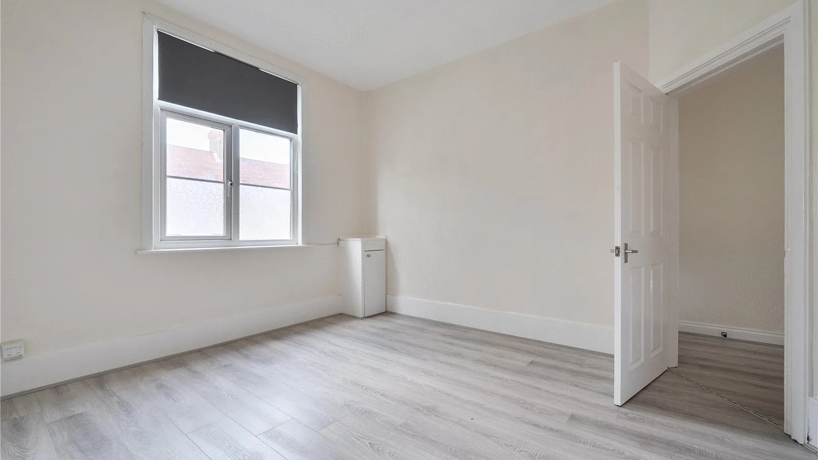 Flat Sketty Road in Greater London