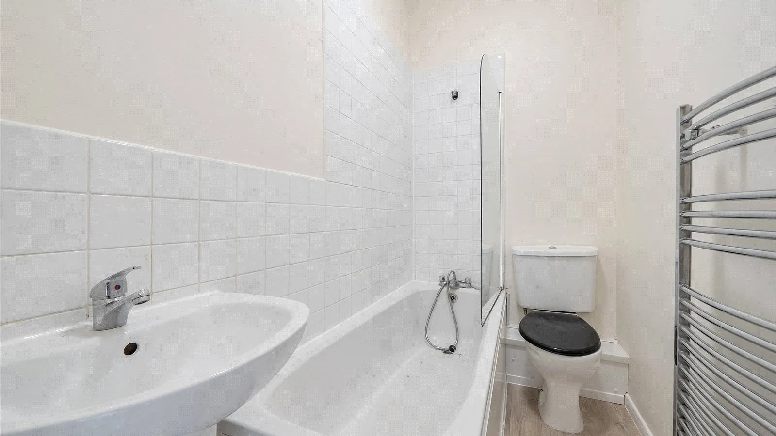 Flat Sketty Road in Greater London