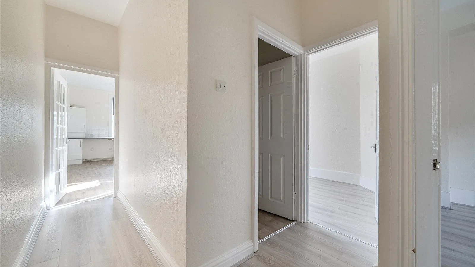 Flat Sketty Road in Greater London