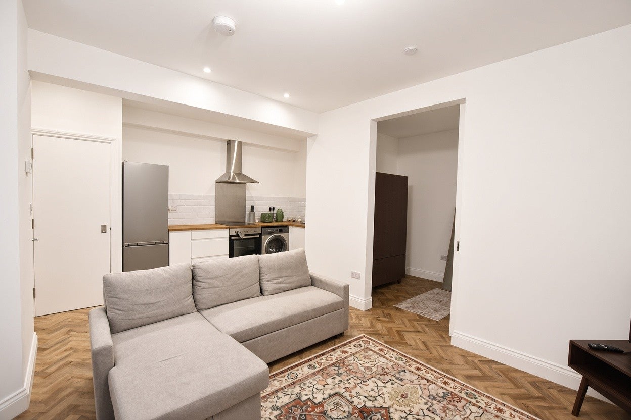 Flat Oxford Gardens in Greater London