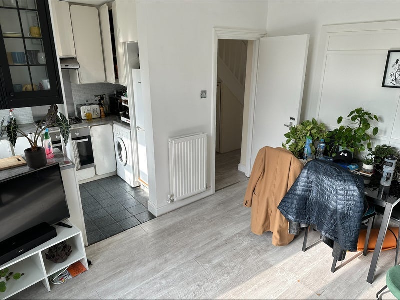 Room Rogers Road in Greater London