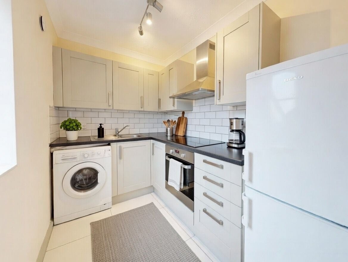 Flat Chaplin Road in Greater London