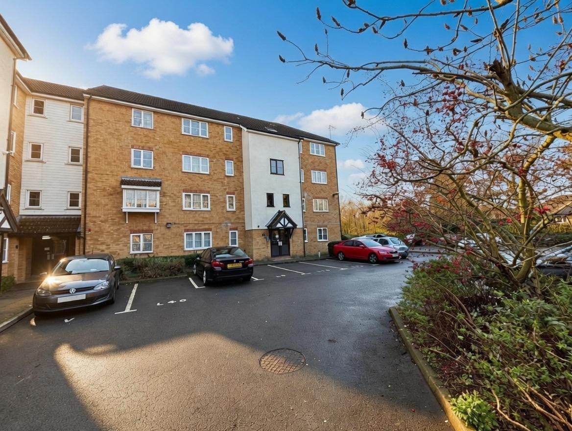 Flat Chaplin Road in Greater London