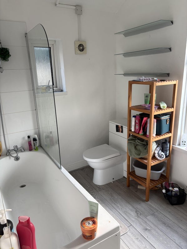 Room Adamsdown Square in Cardiff