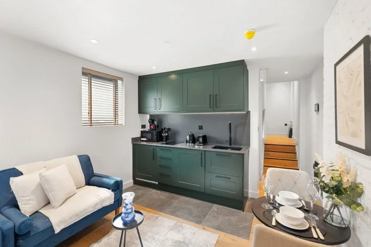 Flat Norfolk Avenue in Greater London