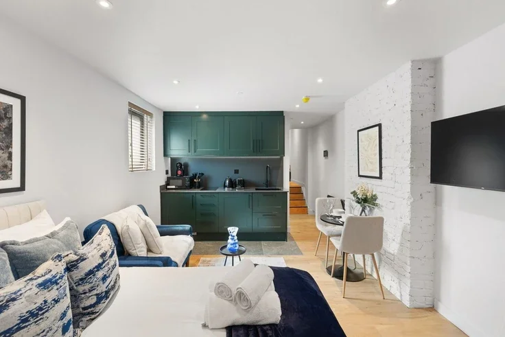 Flat Norfolk Avenue in Greater London
