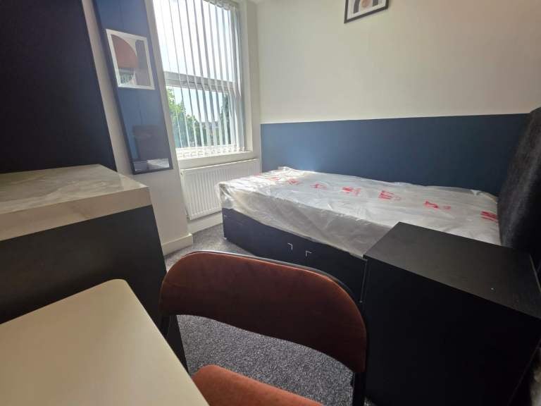 Room Clarendon Road in Luton