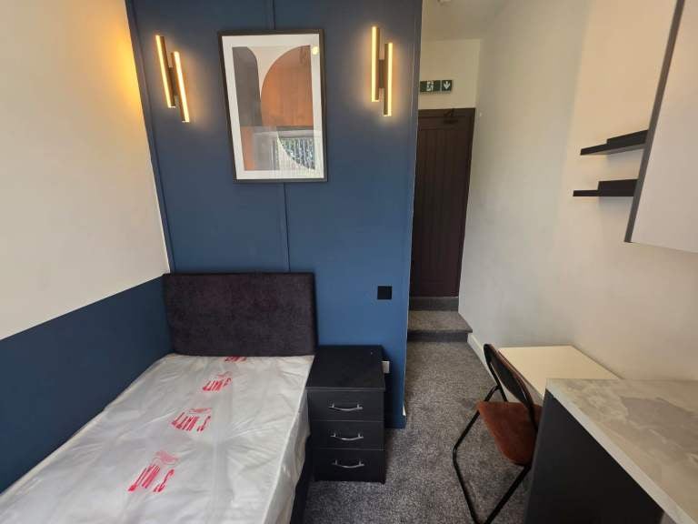 Room Clarendon Road in Luton