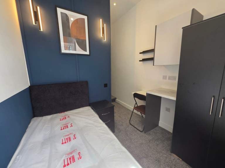 Room Clarendon Road in Luton