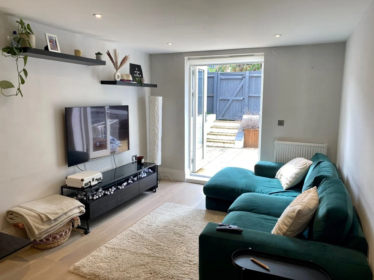Flat Ewell Road in Greater London