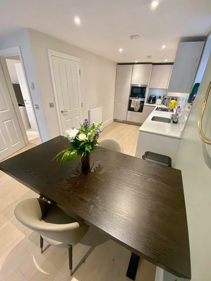 Flat Ewell Road in Greater London