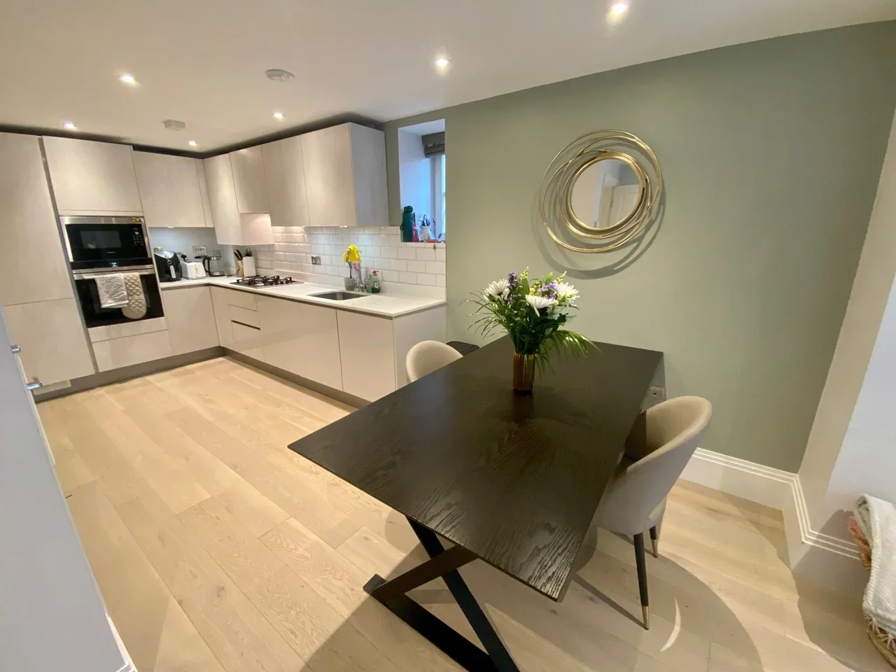 Flat Ewell Road in Greater London