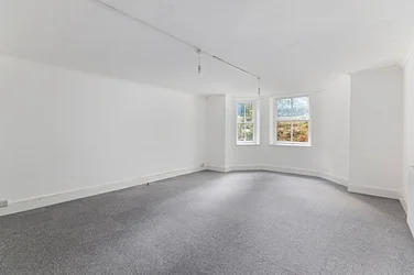 Flat Arterberry Road in Greater London