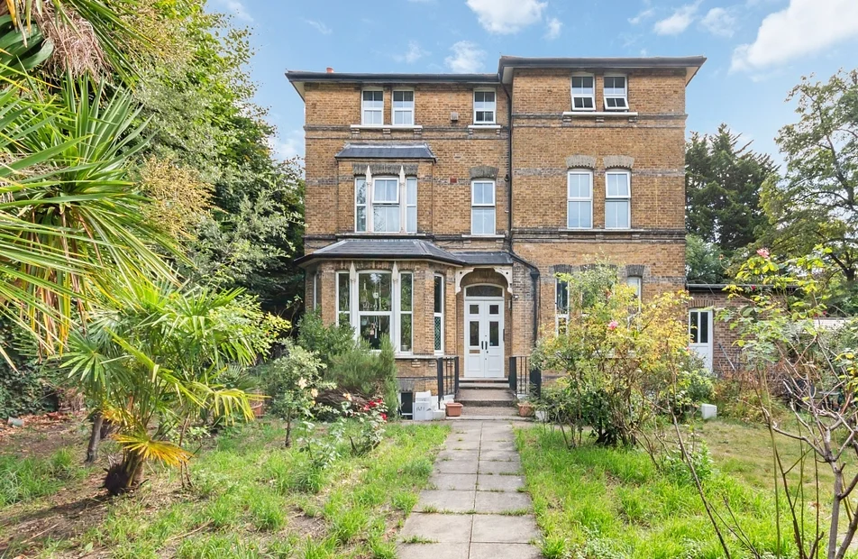 Flat Arterberry Road in Greater London