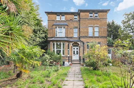 Flat Arterberry Road in Greater London