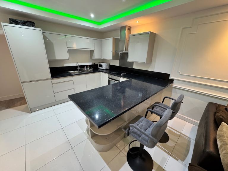 Flat Atherton Road in Greater London