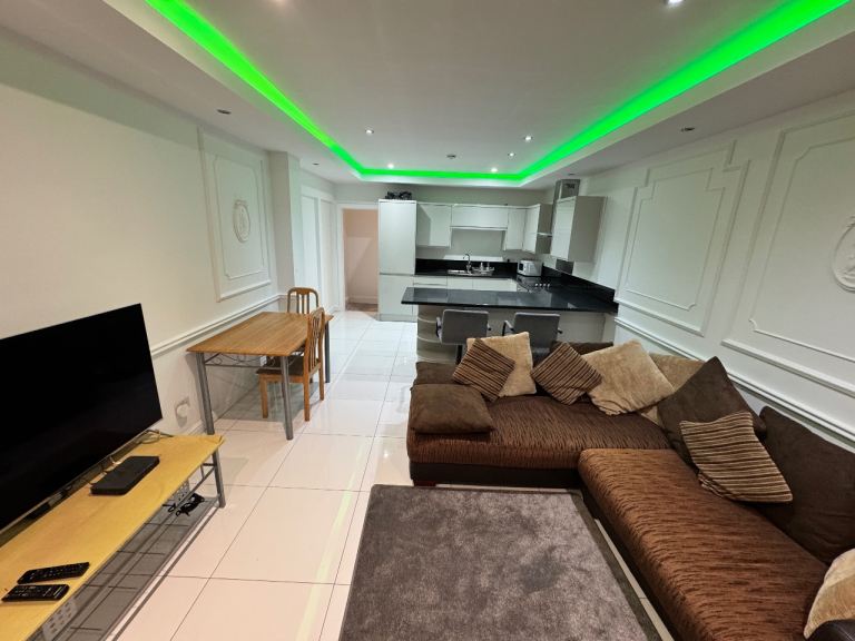 Flat Atherton Road in Greater London