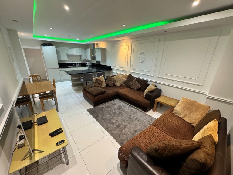Flat Atherton Road in Greater London